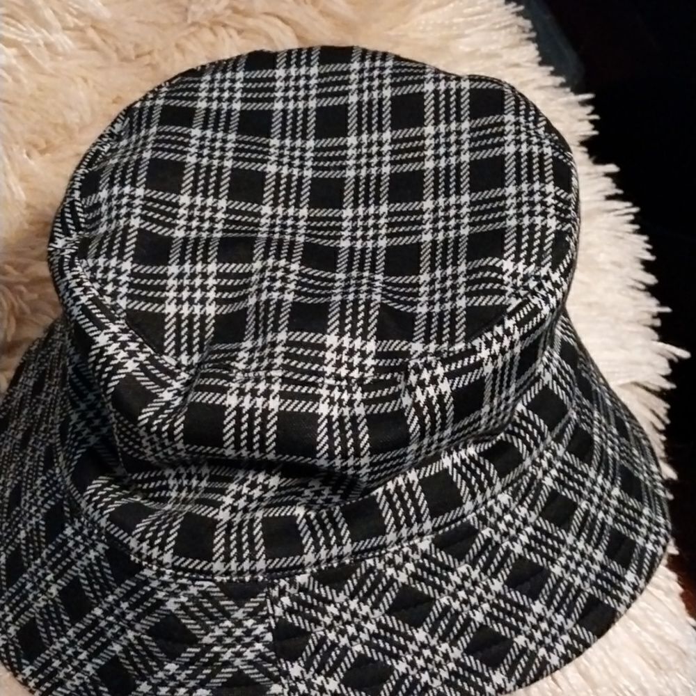 NWOT Plaid  Reversible Black & White Women Bucket Hat Size L